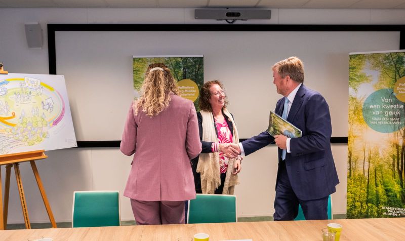 Toosje Valkenburg, huisarts Unicum en mede-initiatiefnemer overhandigt het plan aan de Koning en staatssecretaris